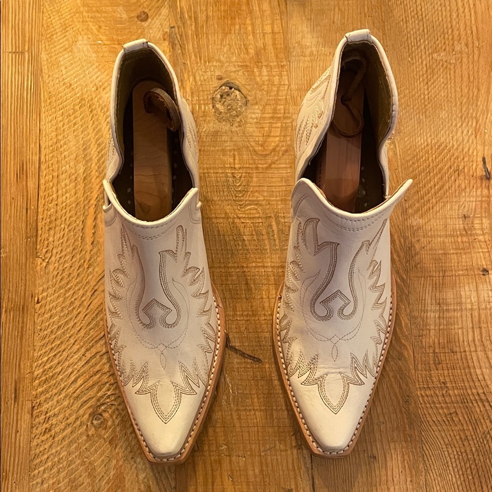 Ariat Stylish Cream Western Ankle Boots - Picture 3 of 8